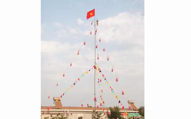 Cây Nêu được dựng trong khuôn viên bệnh viện thu hút sự quan tâm của nhiều người. (Ảnh: Báo Quân đội Nhân dân)