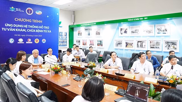 Các chuyên gia Bệnh viện Nhi Trung ương tham gia hội chẩn từ xa với 5 điểm cầu bệnh viện địa phương.