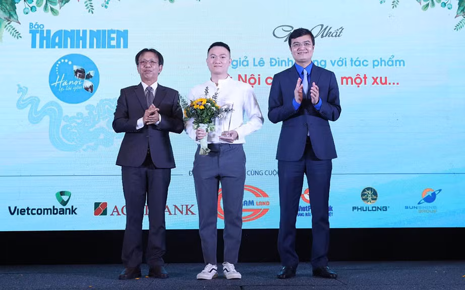 Các tác giả đoạt giải nhất cuộc thi.
