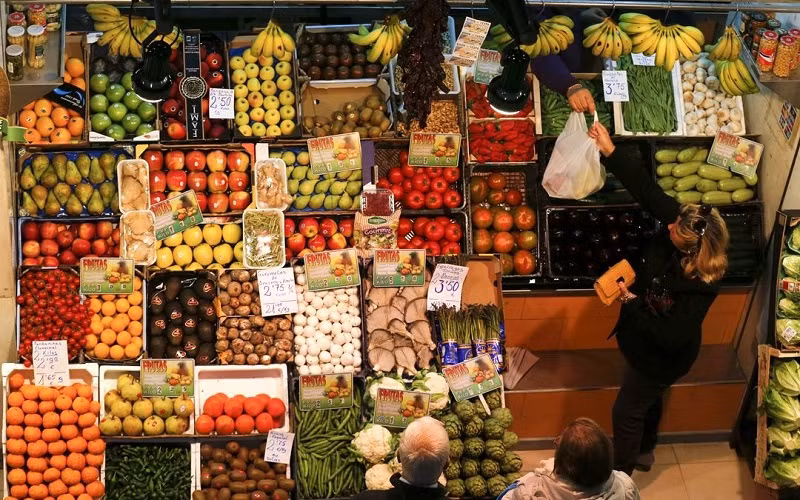 Người dân mua rau quả tại chợ thực phẩm ở Seville, miền nam Tây Ban Nha. (Ảnh: Reuters)