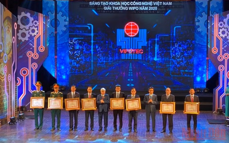 Các đồng chí: Đỗ Văn Chiến, Bí thư Trung ương Đảng, Chủ tịch Ủy ban Trung ương Mặt trận Tổ quốc Việt Nam; Ủy viên Trung ương Đảng, Phó Thủ tướng Vũ Đức Đam trao giải cho các tác giả, nhóm tác giả có công trình đoạt giải. (Ảnh: NINH CƠ)