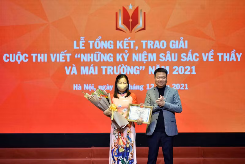 Ban tổ chức trao giải Nhất cho tác giải Lê Hải Vân, giáo viên Trường THCS Đền Lừ (Hoàng Mai, Hà Nội).