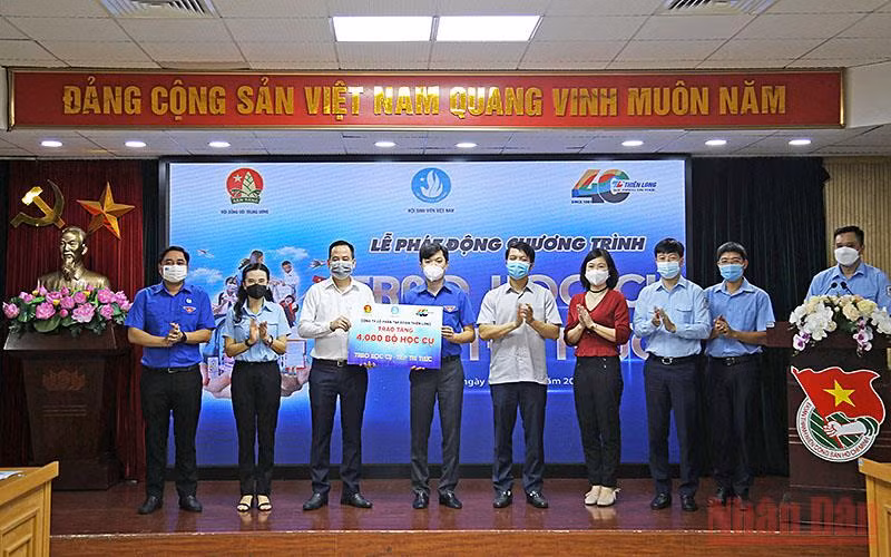 Đại diện Hội đồng Đội Trung ương và Trung ương Hội Sinh viên Việt Nam tiếp nhận 4.000 bộ dụng cụ học tập từ Tập đoàn Thiên Long. 