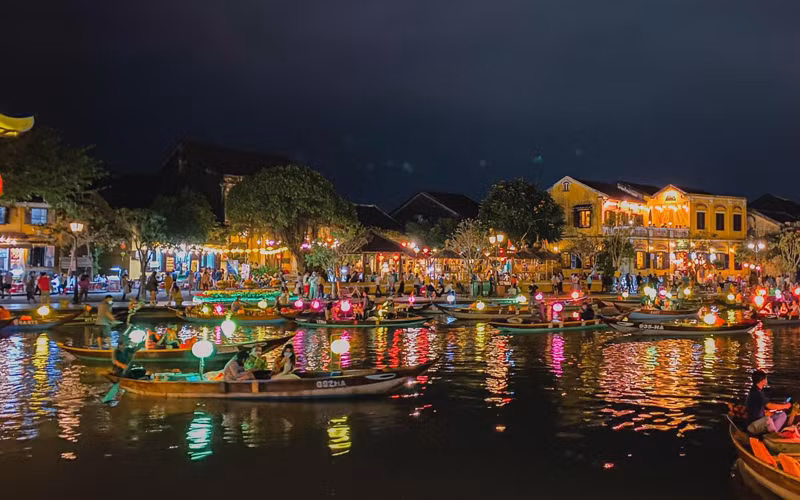 Hội An lung linh về đêm (Ảnh: DUY HẬU)