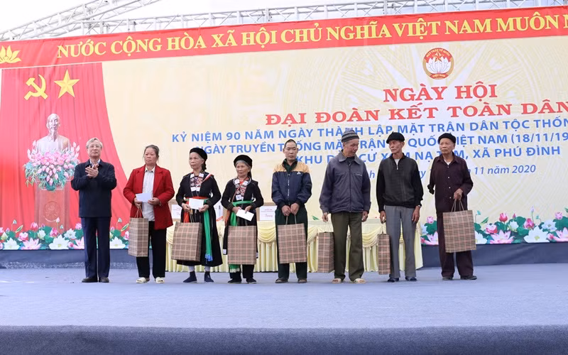 Đồng chí Trần Quốc Vượng tặng quà gia đình chính sách xóm Nạ Tẩm, xã Phú Đình, huyện Định Hoá.