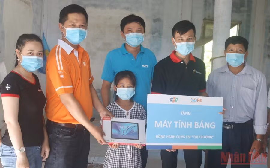 Học sinh có gia cảnh khó khăn được trao tặng máy tính bảng để phục vụ cho việc học tập. (Ảnh: MINH KHỞI)