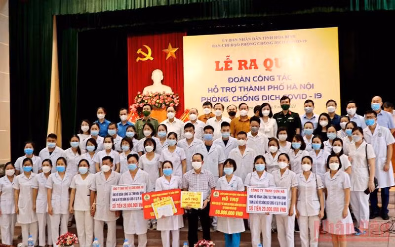 300 cán bộ y tế tỉnh Hoà Bình trước khi lên đường hỗ trợ thành phố Hà Nội phòng chống dịch.