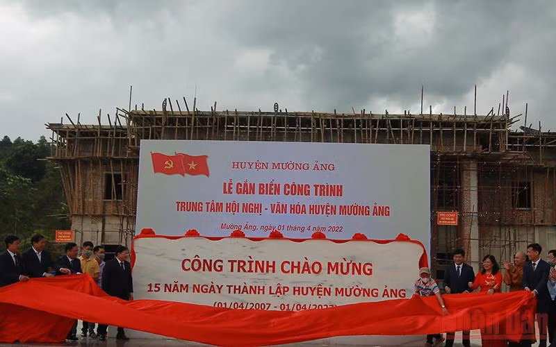 Gắn biển công trình Trung tâm Hội nghị-Văn hóa huyện - công trình chào mừng kỷ niệm 15 năm thành lập huyện Mường Ảng.