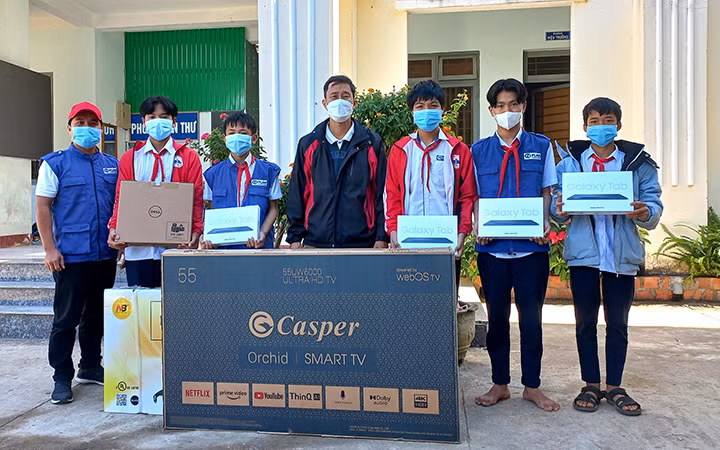 Trao tặng thiết bị cho học sinh Trường THCS Đăk Ruồng, Kon Tum. (Ảnh: Plan International Việt Nam)