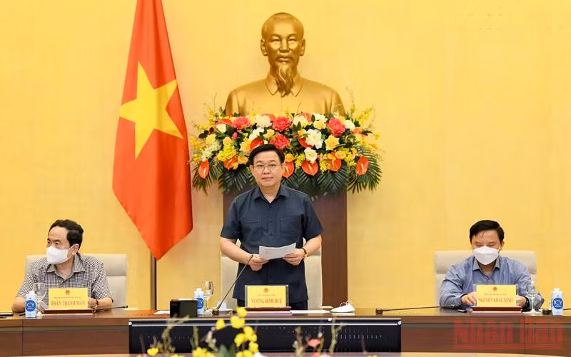 Chủ tịch Quốc hội Vương Đình Huệ phát biểu tại cuộc họp chiều 6/8. 