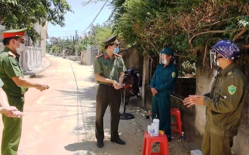 Lực lượng công an chốt chặn khu vực phát sinh ca bệnh ở xã Quảng Lưu.