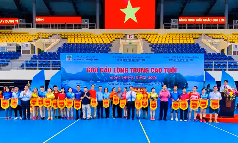 Ban tổ chức tặng cờ lưu niệm cho các đoàn tham dự giải.