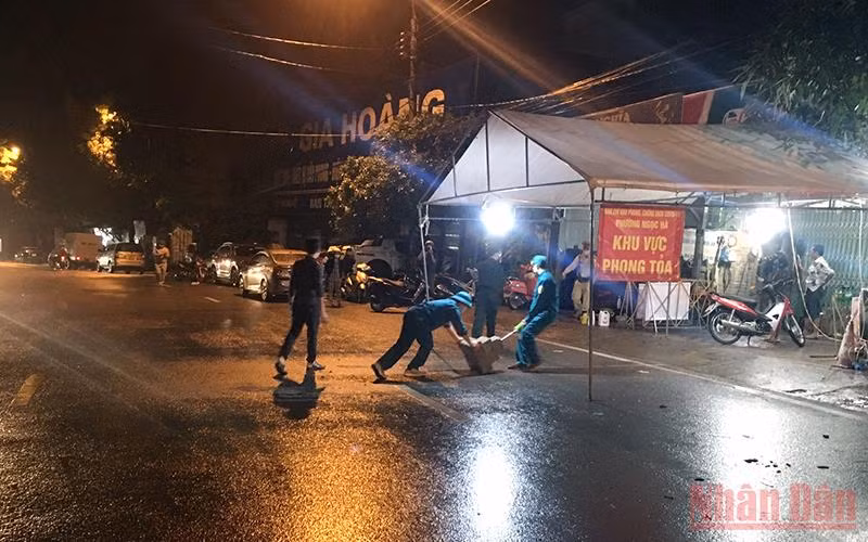 Dỡ bỏ chốt kiểm soát trên đường Lý Thường Kiệt, phường Ngọc Hà, TP Hà Giang.