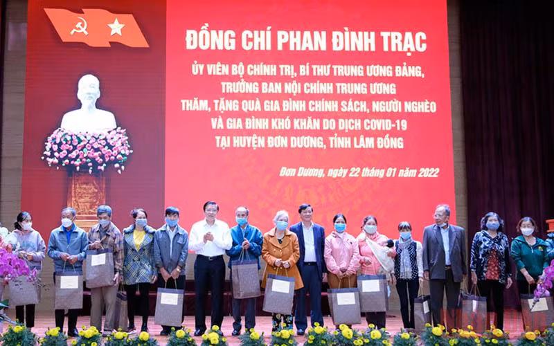 Trưởng Ban Nội chính Trung ương Phan Đình Trạc thăm và tặng quà Tết tại Lâm Đồng -0