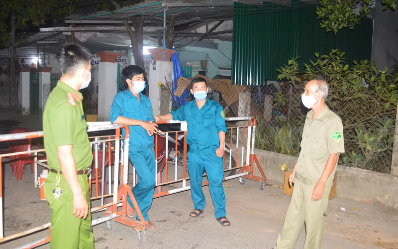 Lực lượng chức năng không quản khó khăn ngày đêm canh chốt phòng, chống dịch tại khu vực bệnh nhân 419 sinh sống.