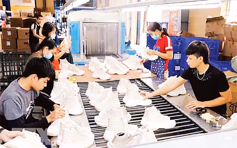 Sản xuất giày xuất khẩu sang thị trường châu Âu. (Ảnh TTXVN) 