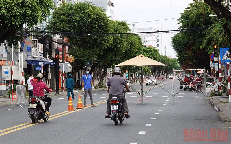 Một chốt kiểm soát giấy đi đường của người tham gia giao thông trên đường Nguyễn Trung Trực, TP Rạch Giá, ngày 12/9. (Ảnh: VIỆT TIẾN).