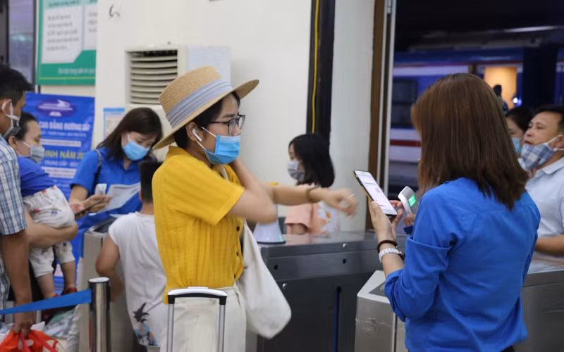Hành khách đi tàu phải thực hiện nghiêm các biện pháp phòng dịch. (Ảnh: Tổng công ty Đường sắt Việt Nam cung cấp)