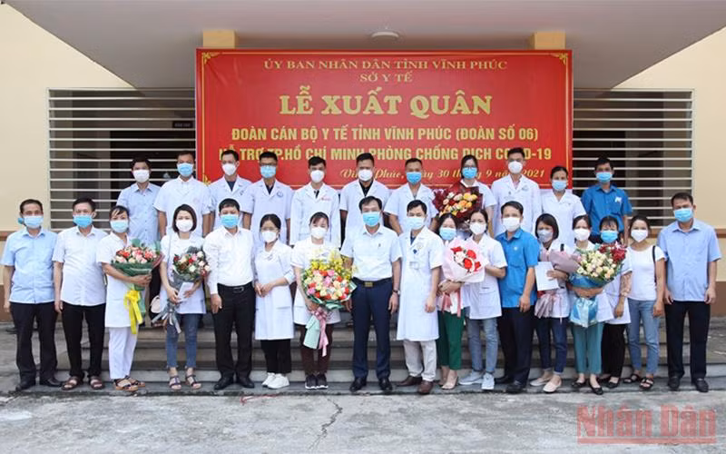  Lãnh đạo Sở Y tế tiễn đoàn công tác. (Ảnh: Dương Chung)