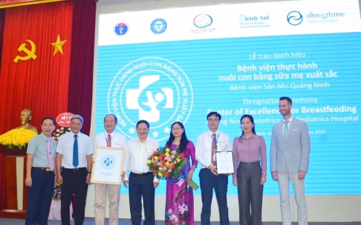 Bệnh viện Sản Nhi Quảng Ninh đón nhận danh hiệu Bệnh viện thực hành nuôi con bằng sữa mẹ xuất sắc, do Bộ Y tế trao tặng.
