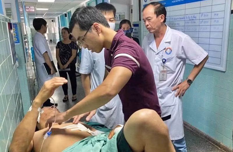 Chi viện cấp cứu kịp thời cho bệnh nhân nặng sau vụ tai nạn giao thông tại Quảng Bình -0