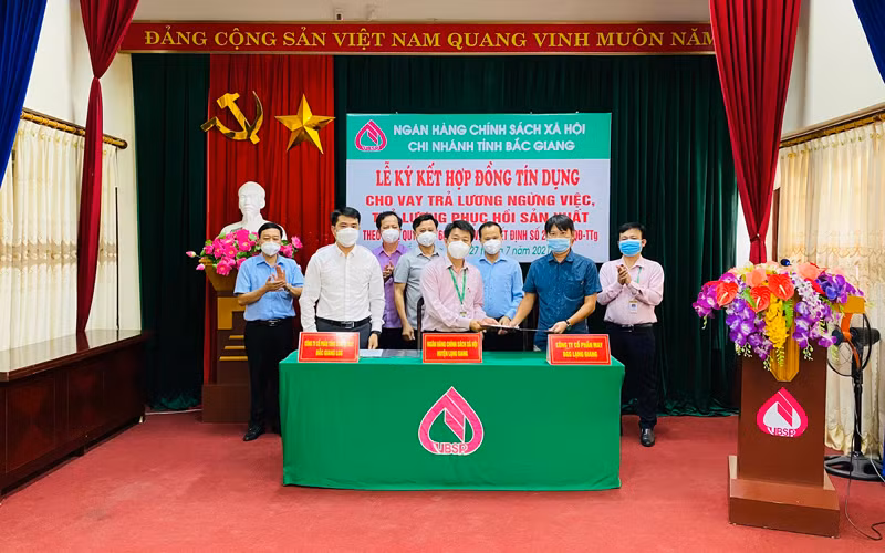 Lễ ký kết tín dụng cho doanh nghiệp vay vốn theo tinh thần nghị quyết 68 của Chính phủ tại Ngân hàng chính sách tỉnh Bắc Giang