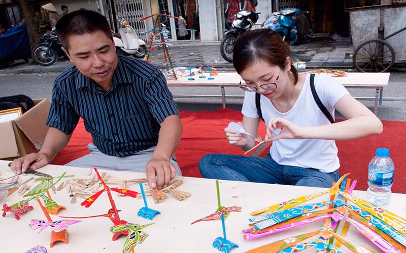 Những sản phẩm như chuồn chuồn tre Thạch Xá sẽ được giới thiệu tại Lễ hội quà tặng Hà Nội 2022.