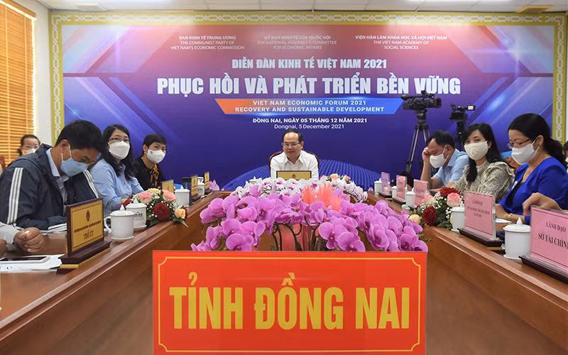Đồng chí Quản Minh Cường chủ trì Diễn đàn kinh tế Việt Nam phục hồi và phát triển bền vững tại điểm cầu Đồng Nai.