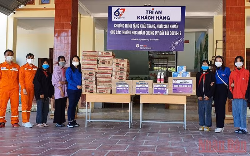 Đại diện Điện lực Điện Biên trao quà tặng học sinh xã Na Tông, huyện Điện Biên.