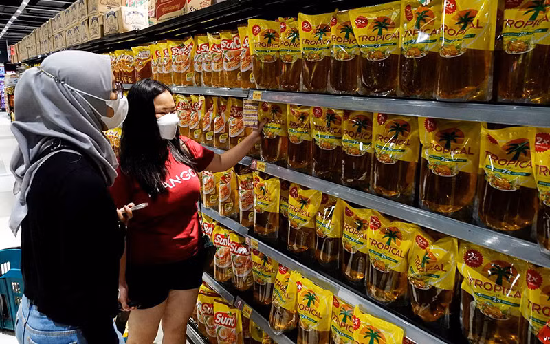 Người dân mua dầu ăn tại một siêu thị ở Jakarta, Indonesia. (Ảnh: Reuters)