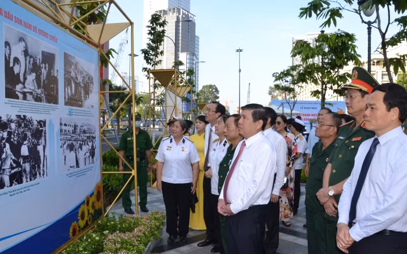 Các đại biểu tham quan triển lãm ảnh tại công viên Lam Sơn.