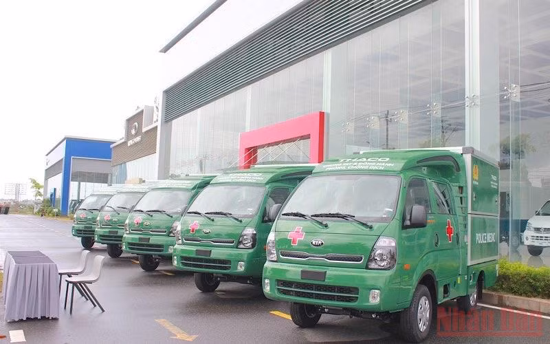 5 xe tiêm chủng do CTCP ô-tô Trường Hải trao tặng.