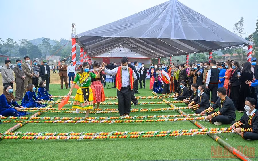 Không khí vui tươi của Ngày hội đại đoàn kết toàn dân tộc tại sân vận động xóm Quyết Tâm, xã Trung Lương, huyện Định Hoá, tỉnh Thái Nguyên. (Ảnh: DUY LINH)