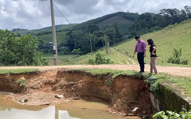 Khu vực cống ra của hồ Hoàng Khai bị sạt lở nghiêm trọng. 