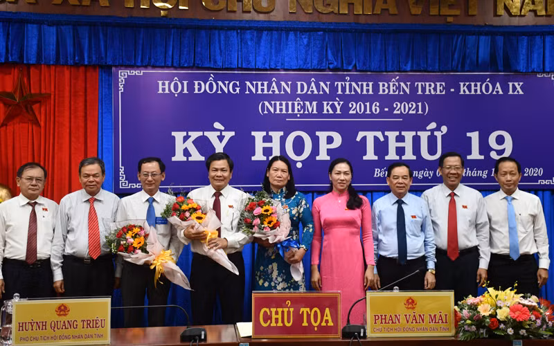 Lãnh đạo Tỉnh ủy, HĐND tỉnh Bến Tre tặng hoa chúc mừng các đồng chí trúng cử và đại biểu miễn nhiệm.