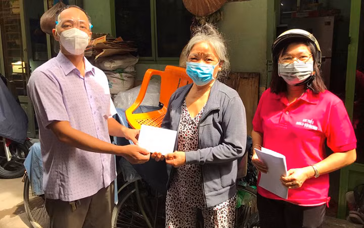 Chi trả hỗ trợ cho lao động tự do ở quận Bình Thạnh, TP Hồ Chí Minh (Ảnh: Quý Hiền).