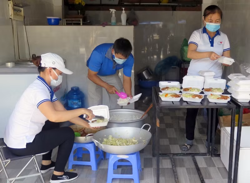 Bếp nhà từ tâm (thuộc Trung ương Hội Liên hiệp Thanh niên Việt Nam) mỗi buổi nấu từ 150 đến 200 suất ăn cho lực lượng tuyến đầu. (Ảnh: TTXVN)