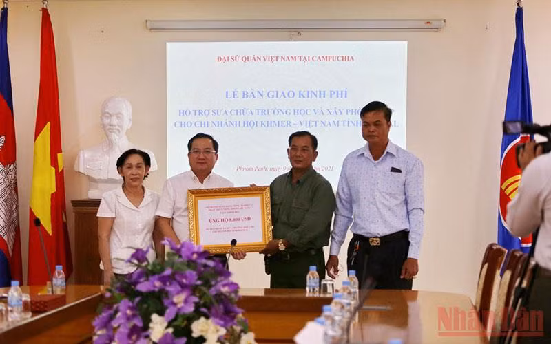 Đại diện Agribank tại Campuchia trao kinh phí hỗ trợ cho Chi nhánh Hội Khmer-Việt Nam tỉnh Kandal (Ảnh: Nguyễn Hiệp)
