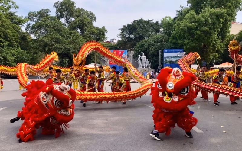 Trình diễn múa rồng tại không gian đi bộ quanh hồ Hoàn Kiếm.