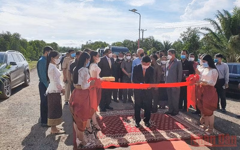 Đại sứ Việt Nam tại Campuchia Nguyễn Huy Tăng tham gia cắt băng khánh thành công trình (Ảnh: Nguyễn Hiệp)