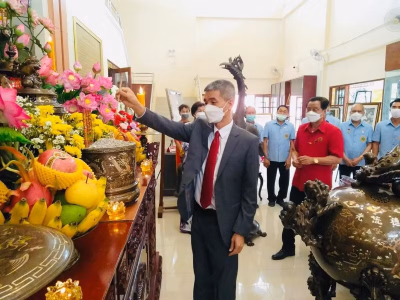 Tổng Lãnh sự Chu Đức Dũng cùng bà con kiều bào dâng hương tưởng nhớ Chủ tịch Hồ Chí Minh.