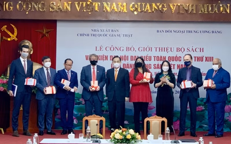 Đồng chí Lê Hoài Trung trao tặng bộ sách cho Đại sứ, Phó Đại sứ và Đại biện các cơ quan đại diện ngoại giao nước ngoài tại Việt Nam.