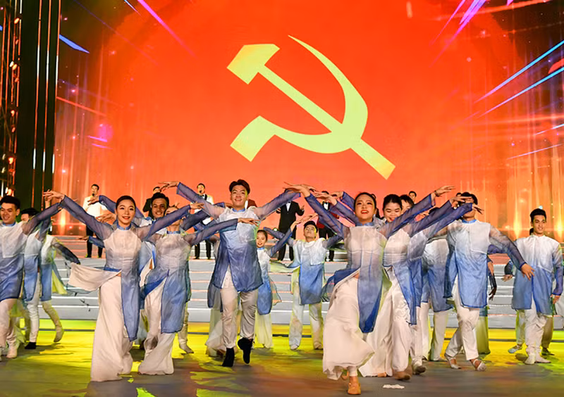 Múa hát mừng Đảng, mừng Xuân.