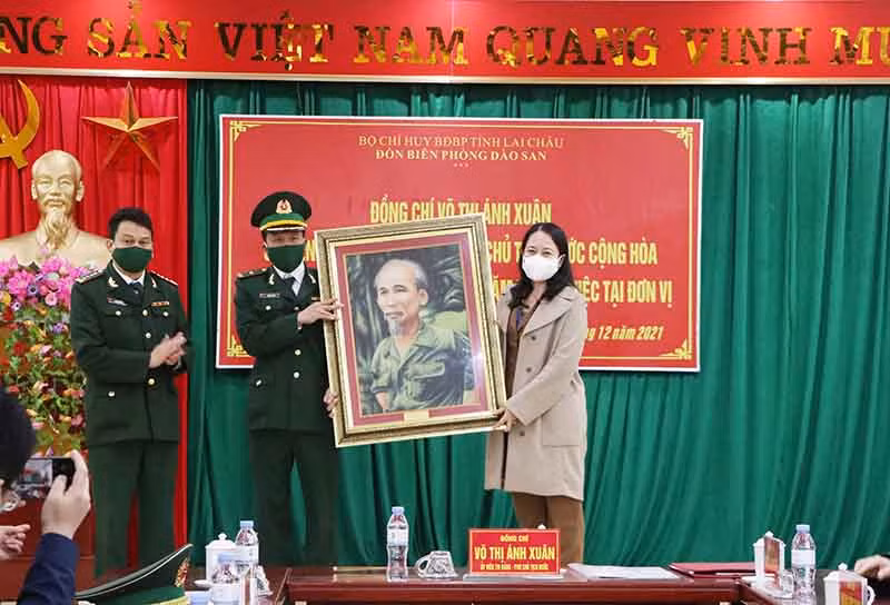 Phó Chủ tịch nước Võ Thị Ánh Xuân thăm tặng quà tại xã biên giới Dào San -0