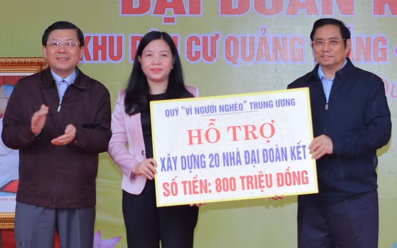 Đồng chí Phạm Minh Chính trao biểu trưng khoản hỗ trợ cho MTTQ tỉnh Thanh Hóa xây 20 nhà Đại đoàn kết.