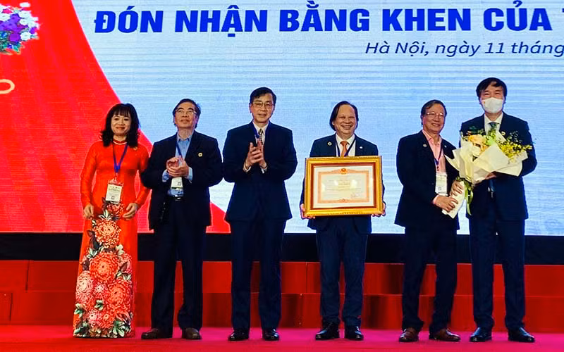 Hội Phổi Việt Nam vinh dự nhận Bằng khen của Thủ tướng Chính phủ.