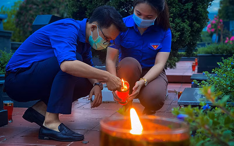 Đoàn viên, thanh niên Thủ đô thắp nến tri ân tại nghĩa trang Mai Dịch.