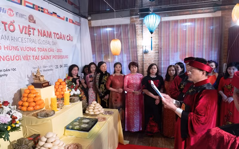 Ông Lê Đình Vũ đọc bài tế Tổ. 