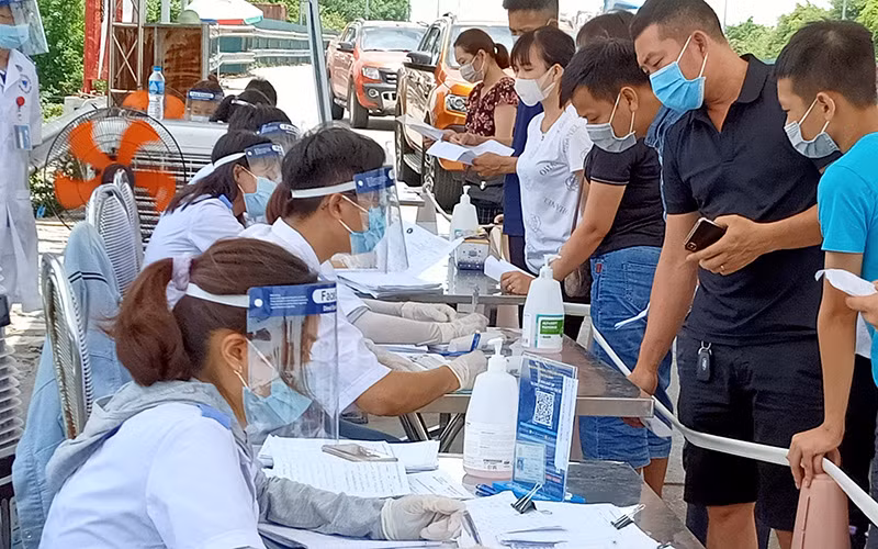 Các lực lượng chức năng giám sát và hỗ trợ công dân đến tỉnh Thái Bình. Ảnh: MAI TÚ