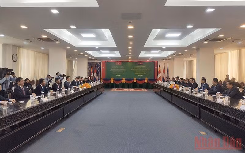 Hội đàm giữa hai đoàn đại biểu tại tòa thị chính Phnom Penh. (Ảnh: Nguyễn Hiệp)